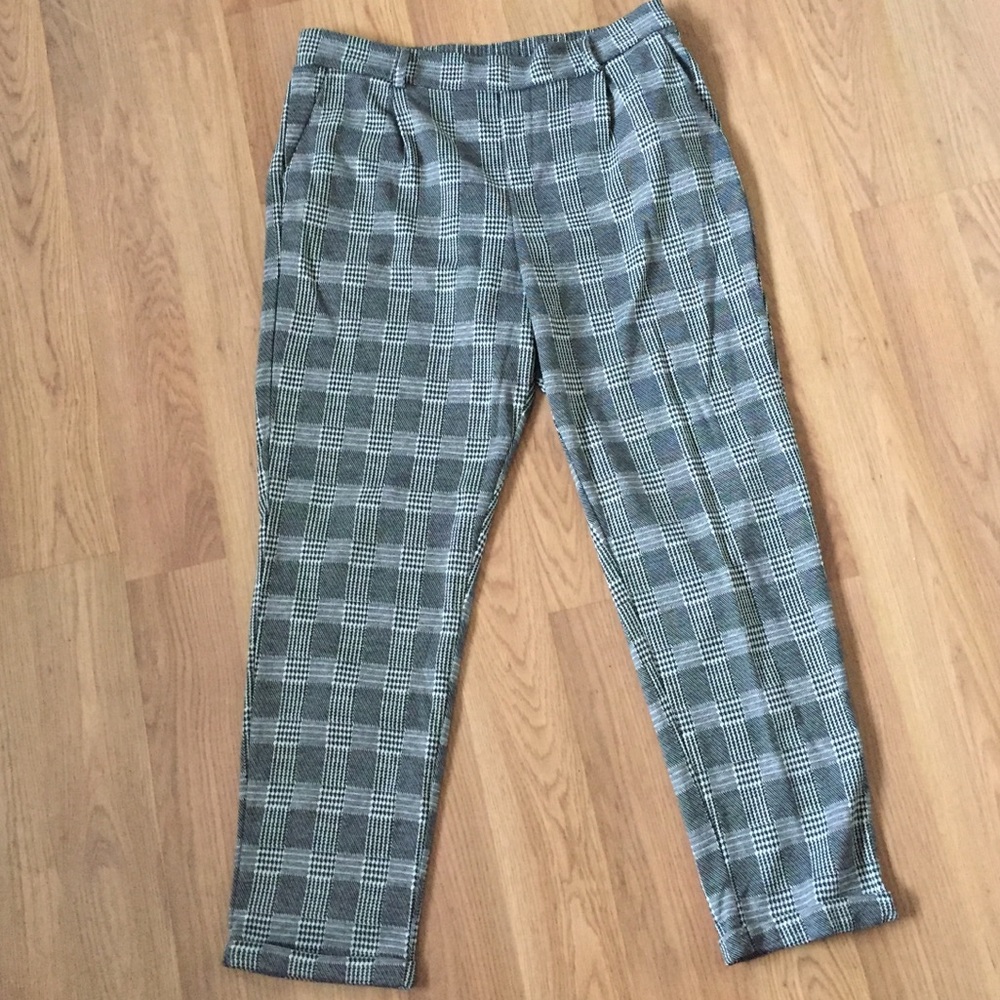 Ambiance Ladies checkered Ankle pants